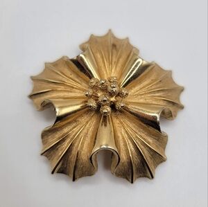 Vintage Coro Gold Pointsetta Flower Brooch